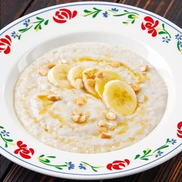 Овсяная каша с бананом, орешками и мёдом