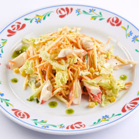 Салат с крабовыми палочками, яблоком и кукурузой