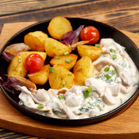 Жареный картофель с грибами в сметанном соусе
